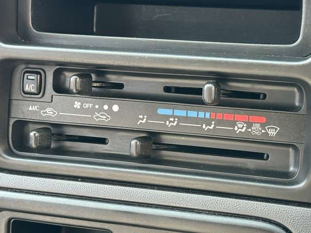 レバー調節式エアコンです。低い温度からから高い温度まで細かい操作で車内温度を快適に保つことができます。コンプレッサーからの異音や振動もなく、動作に異常はありません。