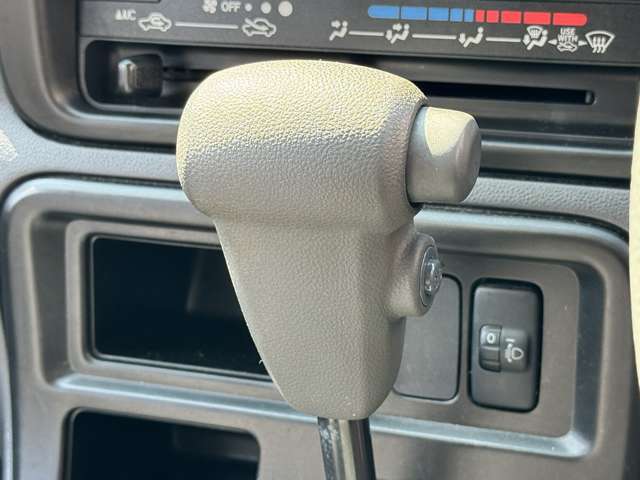 昨今のお車によく採用されるグリップ型シフトノブです。一番シンプルで握りやすいと言われています。中古車なので使用感はありますが、著しく目立つ損傷や傷みはなく、良好な状態が保たれております。