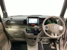 車内は光触媒抗菌消臭施工済です。インパネ周りはスタイリッシュなデザインで機能や装備も充実しています。グローブボックスやカップホルダーのほかにトレーなどたくさんの収納スペースが付いています。