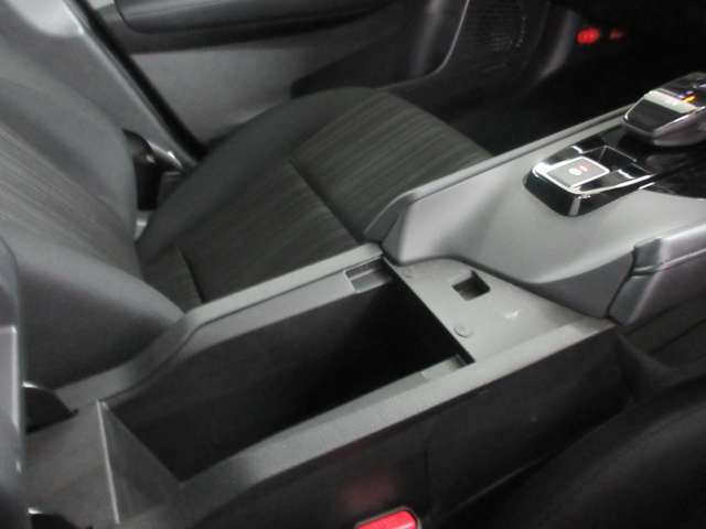 在庫車は店舗を移動している場合がございますので、御来店前に在庫の確認をして頂きます事をお勧めいたしております。