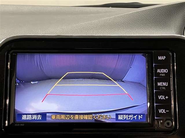 【バックカメラ】あると便利なバックカメラを装備しています♪駐車時に後方がリアルタイム映像で確認ができます♪立体駐車場や夜間の車庫入れ時に大活躍！今や必須となった装備ですね♪