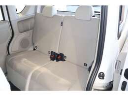 左右分割でのスライド＆リクライニングができるリヤシート♪足を組んでもラクラク座れます！