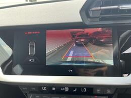 ●リアビューカメラ『入車経路を算出し、ガイドラインと補助線をディスプレイに表示します。同時にバンパーに内蔵のセンサーが障害物を感知し音で注意を促します。後方の死角も安心していただけます。』