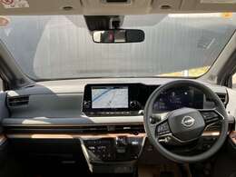 すっきりした運転席周りにはナビやエアコンの操作パネルを設置しておりますので、お一人での運転でもご安心できます。