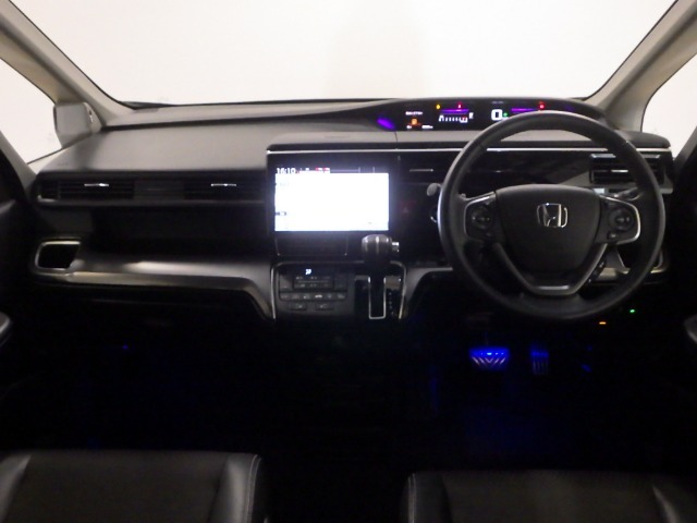 ドライバーを包み込むように、ディスプレーやスイッチ、コンソールを配置。座った瞬間から運転への期待が！空間そのものの心地よさにこだわっています。