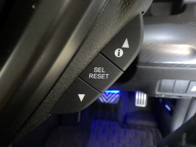 マルチインフォメーションディスプレイの表示はハンドル右側のスイッチを操作して変更できます。