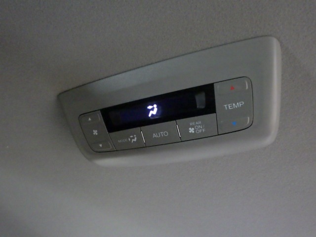 リア席専用のエアコンアウトレットを装備しております。