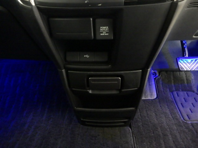 12V電源ソケットを設置しております。周辺機器の充電にご利用頂けます☆便利な充電用USBジャックも付いています☆