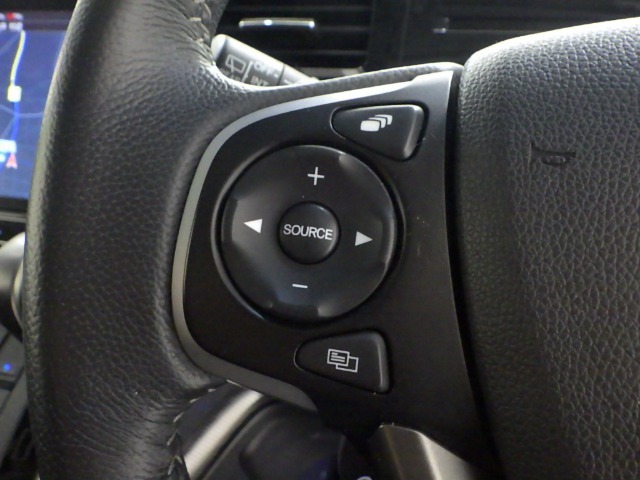 ハンドルにオーディオの操作スイッチが装備されています！視線を前方から外さずハンドルから手を離さずに操作できるのでとっても安全ですね♪