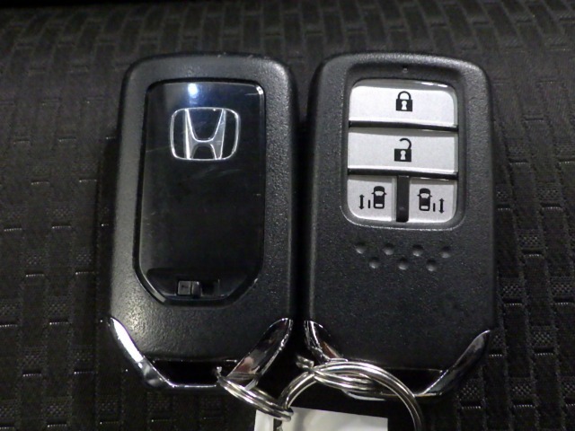 スマートキー付！キーを取り出さなくてもドアロックの施錠・開錠、エンジンの始動が出来ます！雨の日や荷物の多い日にとても便利ですね♪