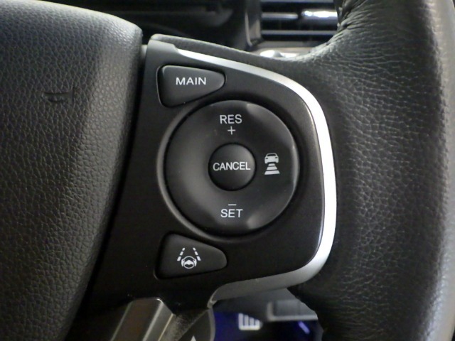 ハンドル右側にはクルーズコントロールのスイッチが装備され運転中の操作も安心して行えます！
