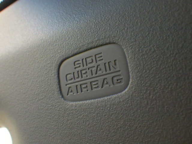 車両側面からの安全性も高めてくれる、安心装備のサイドカーテンエアバックシステムです◎