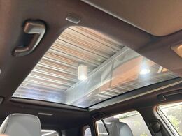 【ガラスルーフ】ガラスルーフ搭載で車内の解放感が一気にアップ！開放的なドライブをお楽しみいただけます。