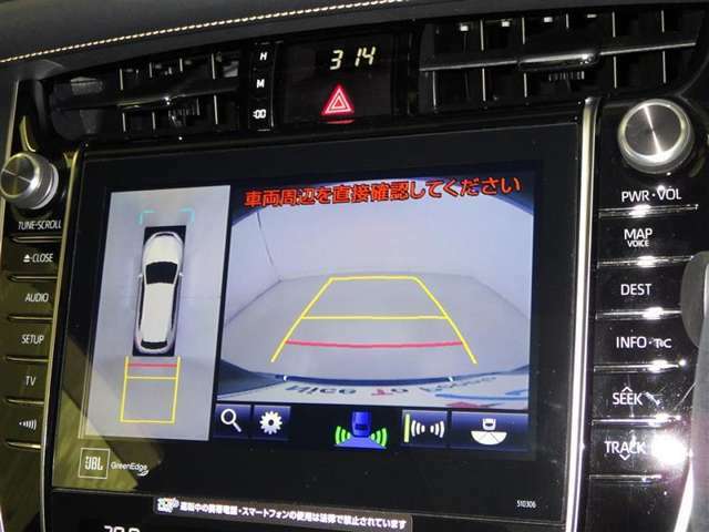 パノラミックビューモニターシステムが付いているので車の上から見た映像が確認できますよ。