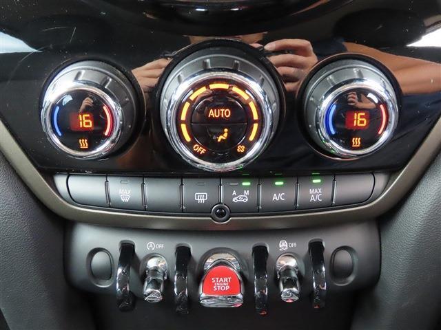 ACC/インテリS/タッチスクリーンNEWiDriveナビ/Bカメラ/BTオーディオ/スマキー/アイドリングSTOP/LEDヘッド/FRフォグ/PWバックドア/ルーフレール/Cソナー/禁煙車/記録簿/