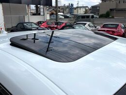【サンルーフ】開放感たっぷりの希少装備、サンルーフが装着されています！車内に明かりを取り入れたり景色を楽しむ以外にも、車内の空気も簡単に換気できて快適です！