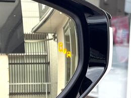 【ブラインドスポットモニター】走行中、ドアミラーの死角になりやすい箇所に後続車が接近するとサイドミラーのレンズに警告を表示！ドライバーに注意喚起をしてくれます。