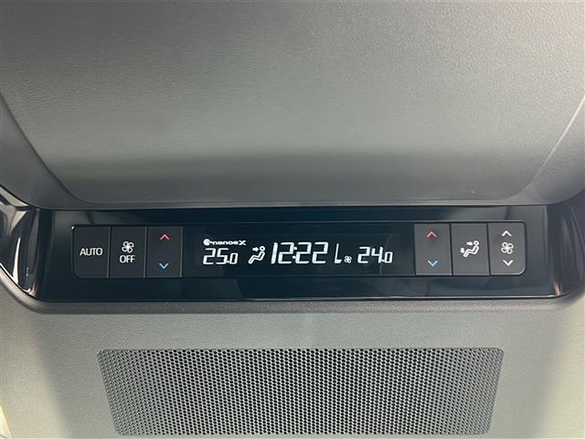 後部座席操作部の画像です。店舗にて現車の確認もいただけますので、お電話で在庫のご確認の上是非ご来店くださいませ！！！ワクワクするクルマ選びをご提案します！