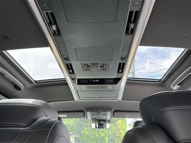 天井の画像です。店舗にて現車の確認もいただけますので、お電話で在庫のご確認の上是非ご来店くださいませ！！！ワクワクするクルマ選びをご提案します！