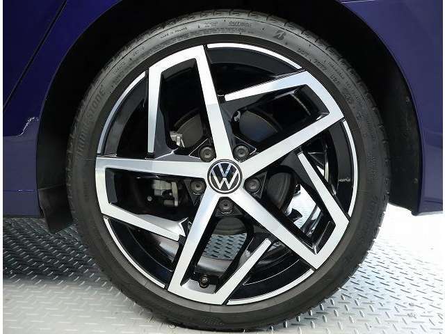 純正ホイール＆タイヤ。モデルグレードにマッチしたデザインのホイールです。ホイールやホイールセンターキャップには経年によるキズやエグレある場合がございます。