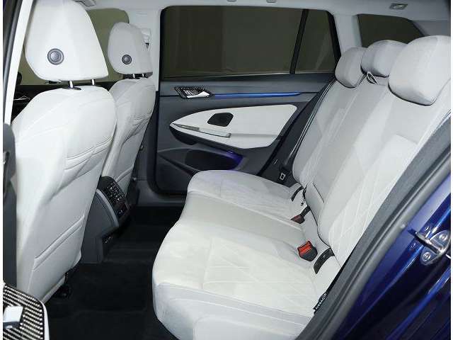 【リヤシート】　乗員がいない時はヘッドレストを下げて後方視界を確保します。