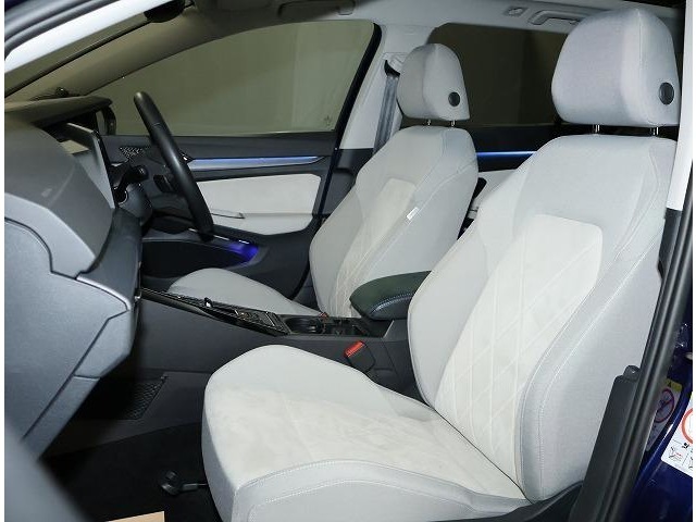 【フロントシート】人間工学設計と、低反発スポンジの様なシート素材を採用。長時間運転でも疲れにくいです。