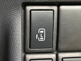 【パワースライドドア】スマートキーや運転席のスイッチでスライドドアの開閉が可能♪電動だから力を入れてドアを開ける必要が無く、小さいお子様でも、重い荷物を持っている時もラクに開け閉めできます♪