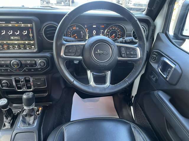 ステアリングリモコンつきです。