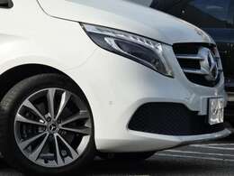 2.2L直列4気筒直噴ディーゼルエンジンと電子制御7速ATがダイナミックなレスポンスによる爽快なドライビングフィールと高い静粛性の走りを演出してくれます！！　さらに便利な純正メモリーナビ