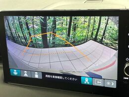 【バックカメラ】駐車時に後方がリアルタイム映像で確認できます。大型商業施設や立体駐車場での駐車時や、夜間のバック時に大活躍！運転スキルに関わらず、今や必須となった装備のひとつです！