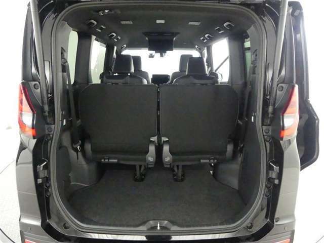3列目シートは跳ね上げ式で折りたたみ可能です。キャンプ用品など大きな荷物もばっちり収納可能です！