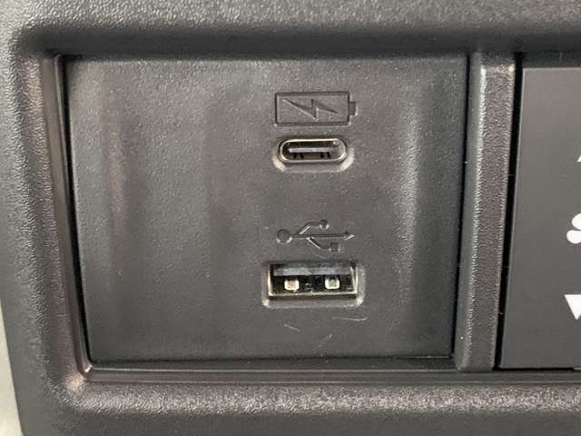 USBも完備しており長距離でも安心です！スマートフォンやタブレット等の充電が可能なUSBポート付きです。好きな音楽も一緒に連れ出せますよね。