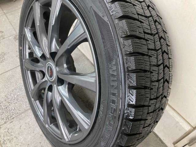 【店内スペース】お子様とご一緒にお越し頂ける安心のキッズスペース♪フリードリンクコーナー♪ファミリーでもお気軽にお越し頂ける空間をご用意しました！展示車も店内スペースには常時2台はご用意しております！