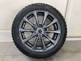 【店内スペース】お子様とご一緒にお越し頂ける安心のキッズスペース♪フリードリンクコーナー♪ファミリーでもお気軽にお越し頂ける空間をご用意しました！展示車も店内スペースには常時2台はご用意しております！