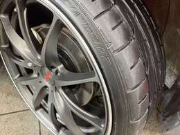 【店内スペース】お子様とご一緒にお越し頂ける安心のキッズスペース♪フリードリンクコーナー♪ファミリーでもお気軽にお越し頂ける空間をご用意しました！展示車も店内スペースには常時2台はご用意しております！