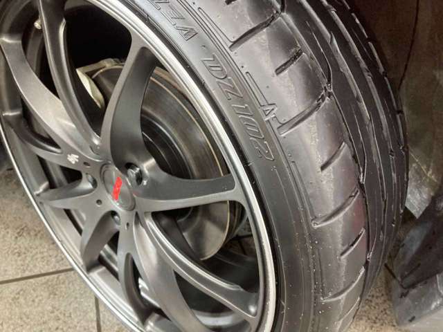 【店内スペース】お子様とご一緒にお越し頂ける安心のキッズスペース♪フリードリンクコーナー♪ファミリーでもお気軽にお越し頂ける空間をご用意しました！展示車も店内スペースには常時2台はご用意しております！