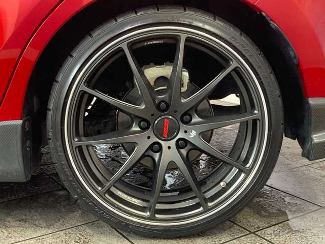 【店内スペース】お子様とご一緒にお越し頂ける安心のキッズスペース♪フリードリンクコーナー♪ファミリーでもお気軽にお越し頂ける空間をご用意しました！展示車も店内スペースには常時2台はご用意しております！