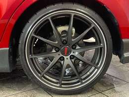 【店内スペース】お子様とご一緒にお越し頂ける安心のキッズスペース♪フリードリンクコーナー♪ファミリーでもお気軽にお越し頂ける空間をご用意しました！展示車も店内スペースには常時2台はご用意しております！