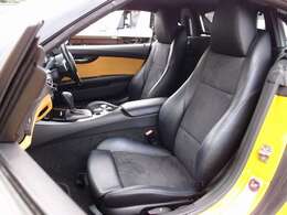 新車オプションの黒革シートも装備。運転席、助手席シートは便利なシートヒーターも完備しております。気になるような使用感も無く切れなども御座いません。お気軽にお問い合わせ下さいませ