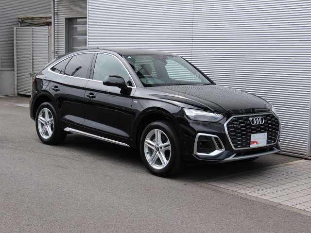 エクステリアは「Q5」のデザインコンセプトを踏襲しながらも、シングルフレームグリルやルーフ、前後バンパーなどを専用デザインとすることで「Q5スポーツバック」ならではのスタイリング！