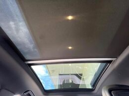 ●サンルーフ：開放感たっぷりの希少装備、サンルーフが装着されています！車内に明かりを取り入れたり景色を楽しむ以外にも、車内の空気も簡単に換気できて快適です！
