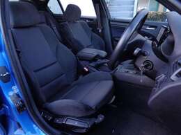 専用スポーツシート。専用Mスポーツ18インチアルミホイール。前後ドライブレコーダー。リア5面フィルム。