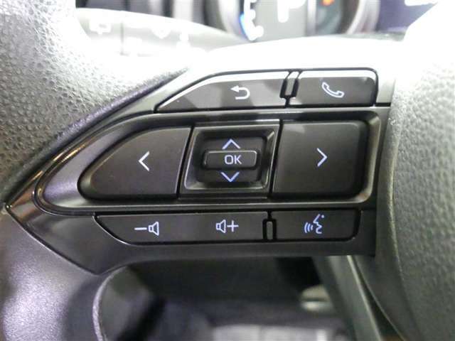 【ステアリングスイッチ】ステアリングから手を伸ばさなくても簡単にオーディオコントロールできますので、安全ですね。