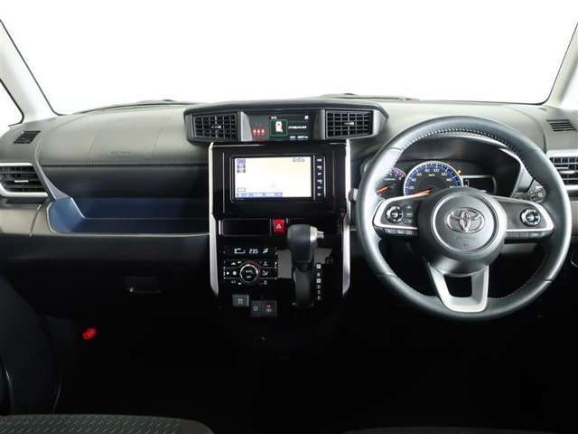 操作性とデザイン性を重視した運転席廻りと各種スイッチやメーター類です！