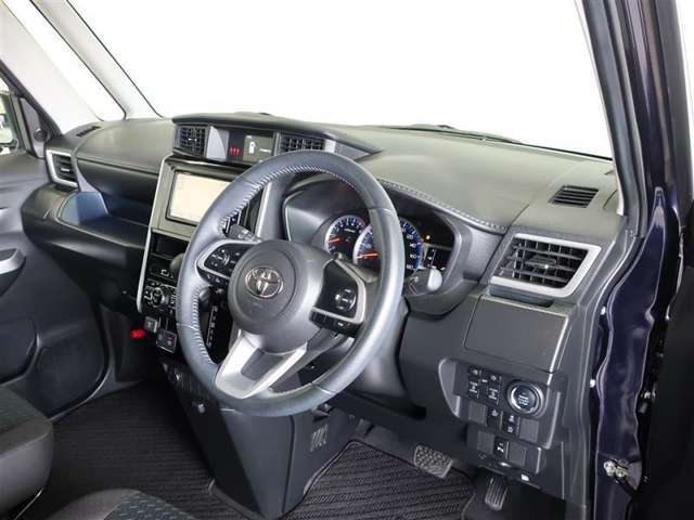 運転席は見晴らしが良く、運転しやすいレイアウトになっています。