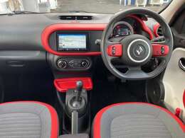 運転席及びインパネ付近の画像を掲載いたします。見える範囲の内装にはシミ・汚れなども見当たらず、非常に状態の良い車両です。