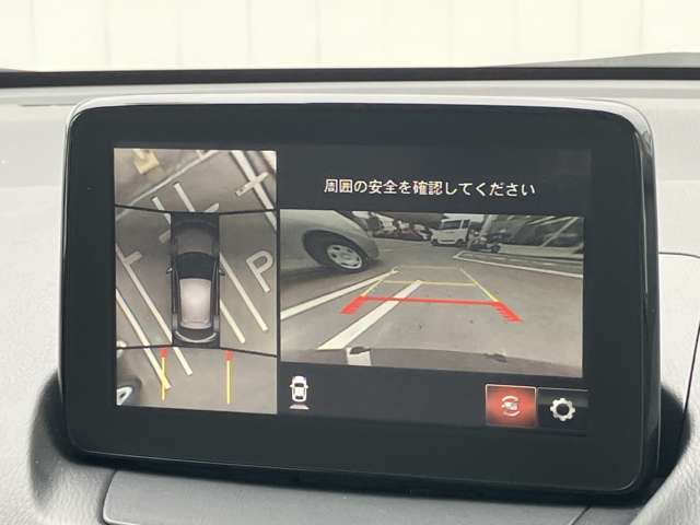 360°ビューモニターでは、両サイドとフロント、バックカメラの合成で、あたかも上空から見下ろした様に周囲を確認して頂けます。駐車場だけでなく、T字路等でも活躍のアイテムです！