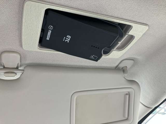 『マツダ純正・スマートインETC』　運転席のサンバイザーの裏にスッキリ収納！防犯効果も期待できます。