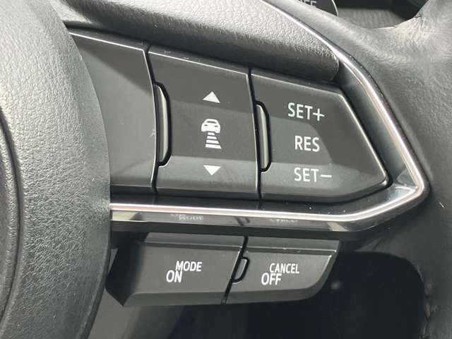 車速を一定に保つクルーズコントロール機能を搭載。高速道路などで長距離をドライブされる際などに、とても便利な機能です。