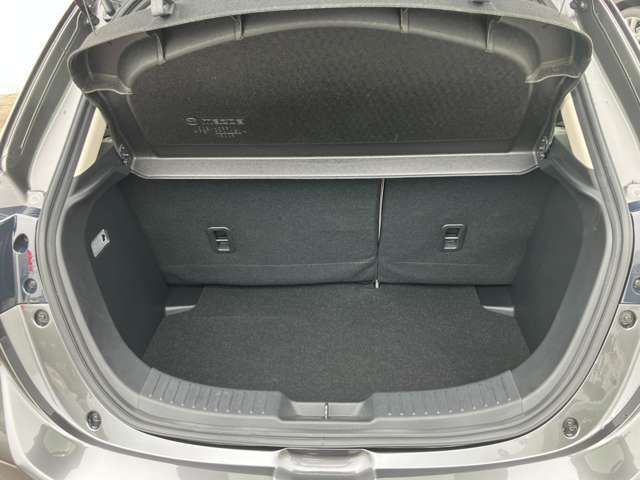 深くゆったりとしたリアトランク。旅行鞄やベビーカー等もしっかりと詰め込める広さを持っています。